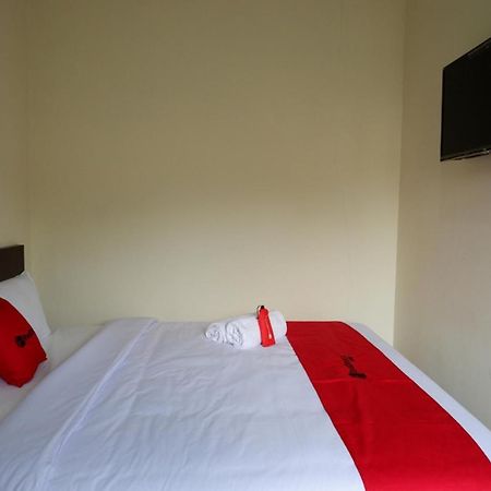 Hostel Reddoorz Near Terminal Mendolo Wonosobo Exterior foto