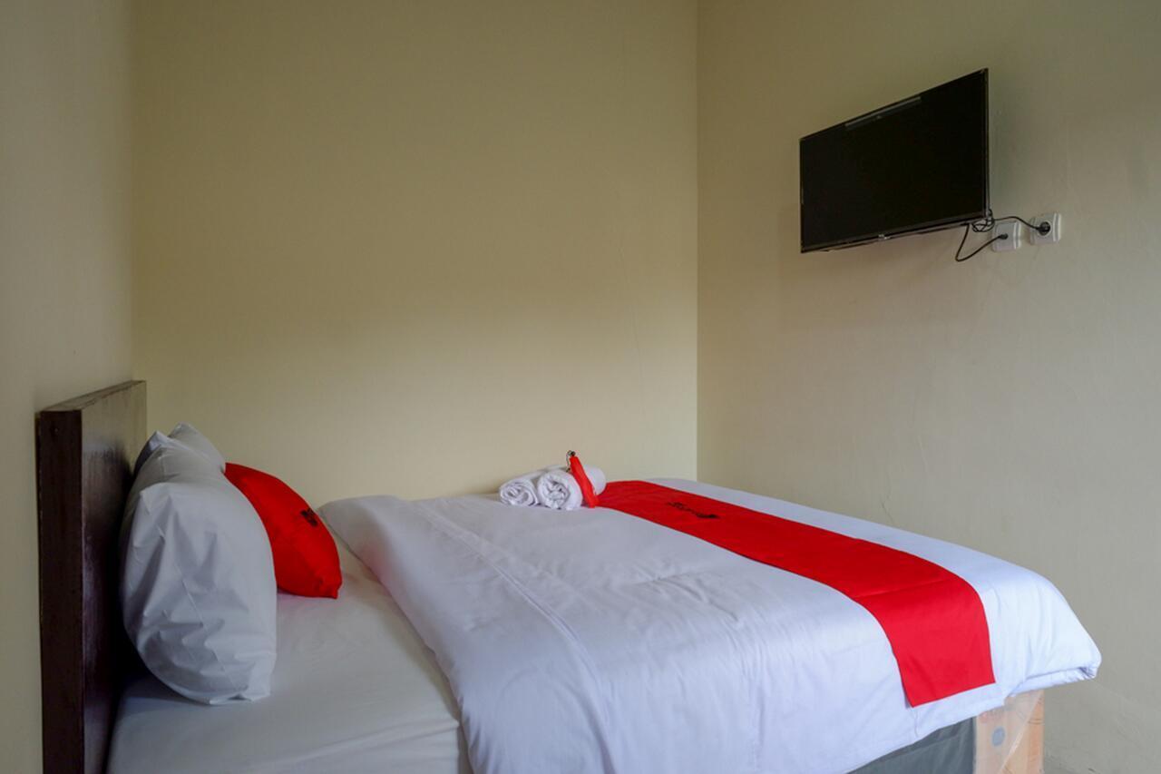 Hostel Reddoorz Near Terminal Mendolo Wonosobo Exterior foto